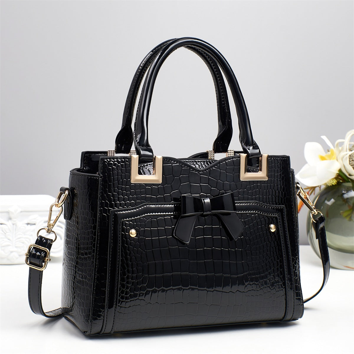 Sleek, Stylish Tote And Clutch Set For Women With A Large Capacity